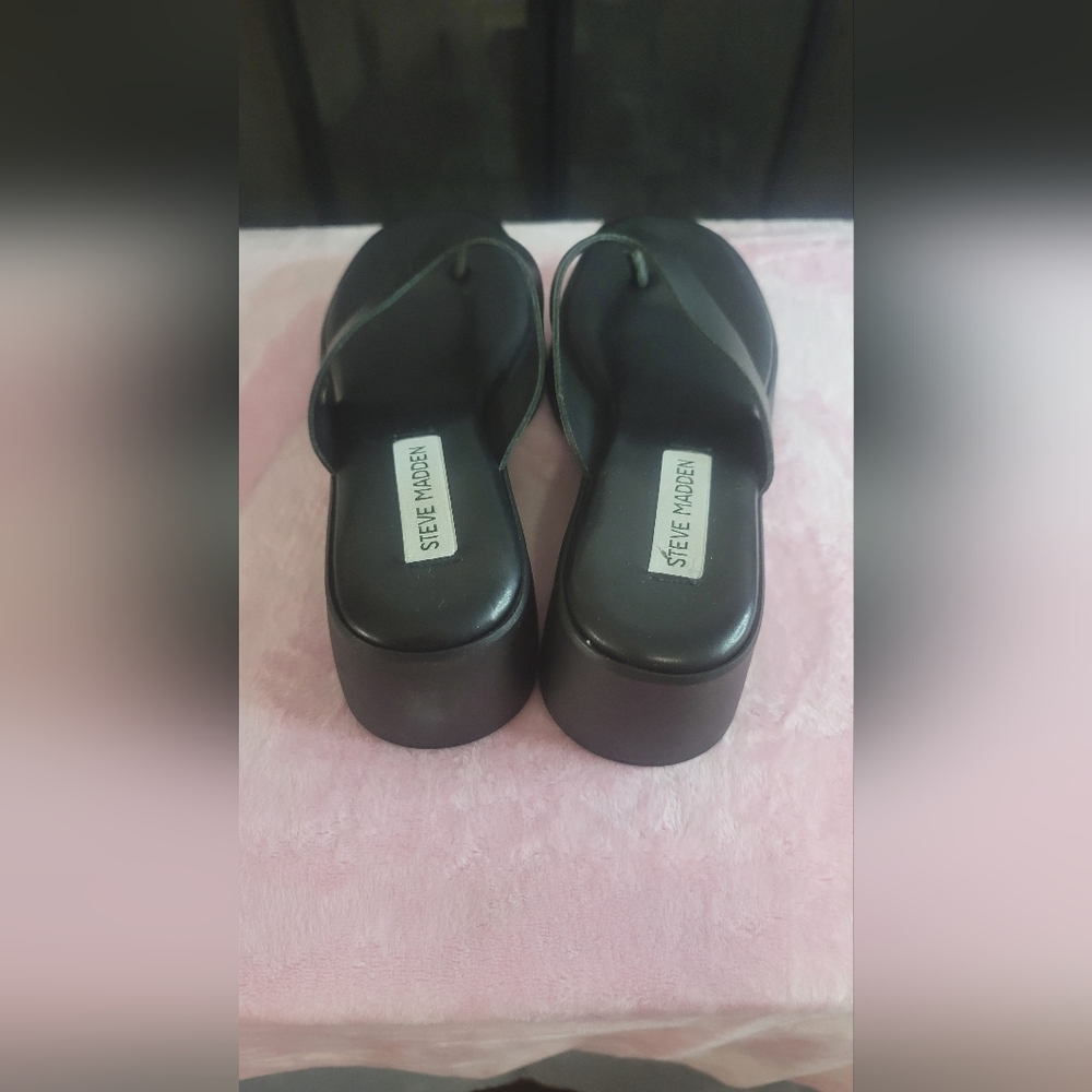 Steve Madden Black Platform Flip Flop Sandals - Picture 6 of 8